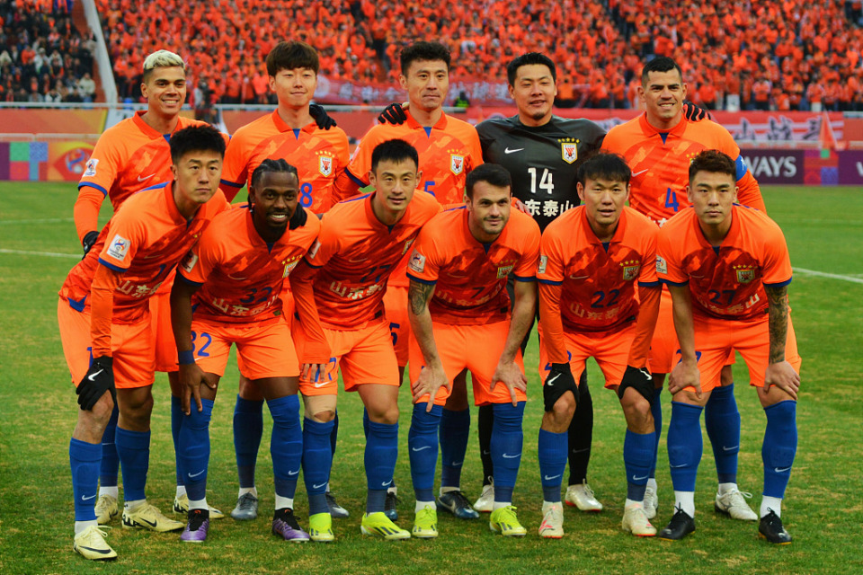 包含红牌频现比赛激烈，局势愈发紧张的词条