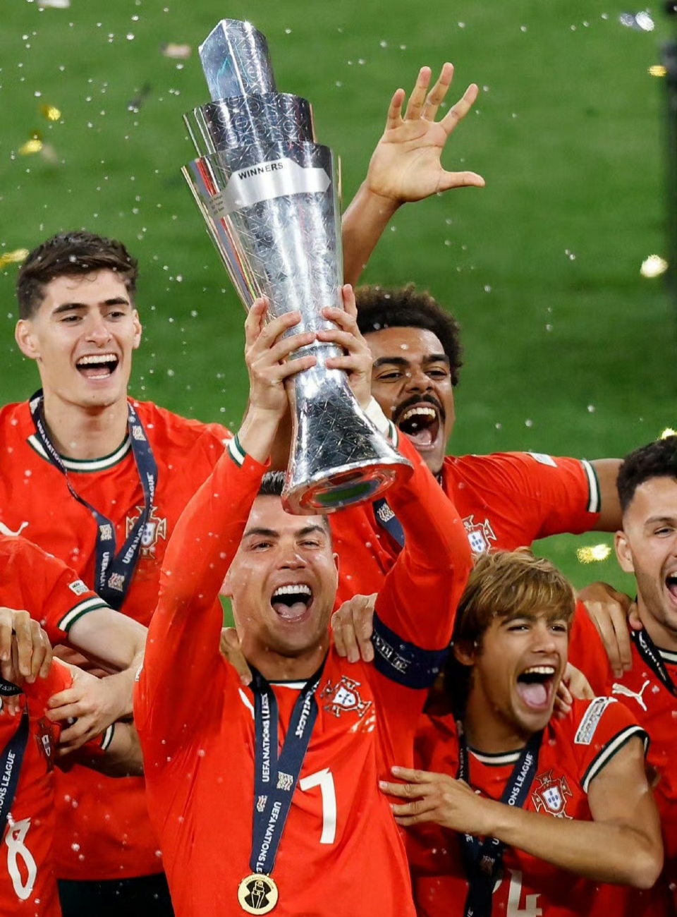 欧洲国家队备战大赛，展现团结和拼搏精神的简单介绍